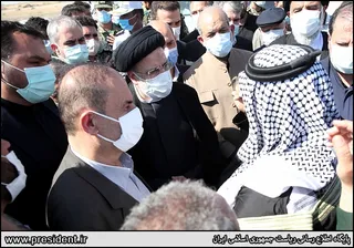 تصاویر بازدید هوایی رئیس جمهور از منطقه دشت آزادگان و هورالعظیم و حضور در میان مردم روستاهای اطراف هویزه