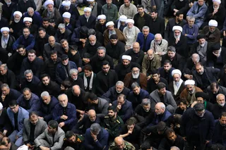 اقامه نماز رهبر معظم انقلاب بر پیکر رئیس جمهور شهید و همراهان