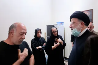 تصاویر حضور آیت‌الله رئیسی در محل ساختمان متروپل آبادان