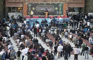 رئیسی در جمع عزاداران صادق آل محمد(ص) در میدان امام حسین(ع) حضور یافت