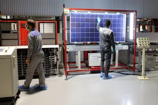 تصاویر افتتاح بزرگترین خط تولید پنل‌های خورشیدی کشور در خمین