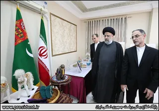تصاویر بازدید دکتر رئیسی از مرکز فرهنگی ایران