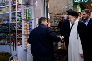 تصاویر حضور رئیس جمهور در بازار سنندج و گفتگو با مردم و کسبه
