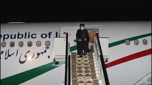 فیلم استقبال رسمی رییس جمهور ترکمنستان از آیت الله رئیسی در فرودگاه عشق‌آباد