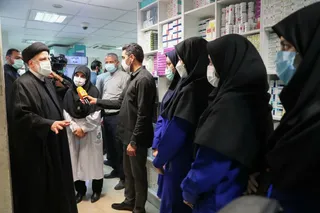 تصاویر دیدار سرزده رئیس‌جمهور از یک داروخانه توزیع اقلام کرونا