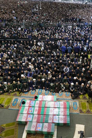 اقامه نماز رهبر معظم انقلاب بر پیکر رئیس جمهور شهید و همراهان