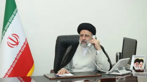 بازسازی مناطق آسیب‌دیده، پس از اسکان موقت زلزله‌زدگان و پیش از فرارسیدن سرما در دستور کار قرار گیرد
