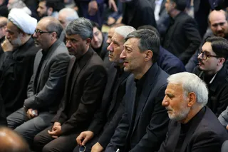 اقامه نماز رهبر معظم انقلاب بر پیکر رئیس جمهور شهید و همراهان