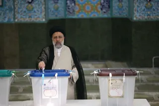 حضور رئیسی در مسجد ارشاد شهرری جهت انداختن رای خود به صندوق انتخابات