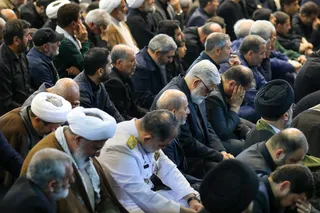 اقامه نماز رهبر معظم انقلاب بر پیکر رئیس جمهور شهید و همراهان