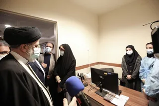 تصاویر بازدید رئیس جمهور از بیمارستان نیمه کاره انصار الغدیر بومهن