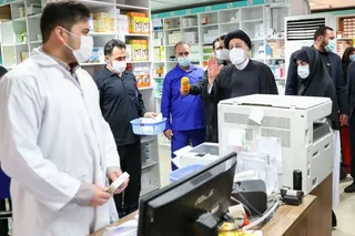 تصاویر دیدار سرزده رئیس‌جمهور از یک داروخانه توزیع اقلام کرونا
