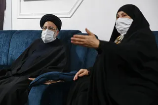 دیدار آیت الله رئیسی با خانواده یک شهید مدافع حرم در گیلان