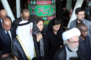 اقامه نماز رهبر معظم انقلاب بر پیکر رئیس جمهور شهید و همراهان