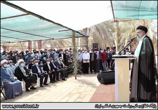 تصاویر سخنرانی در جمع مردم دلوار در خانه-موزه رئیسعلی دلواری