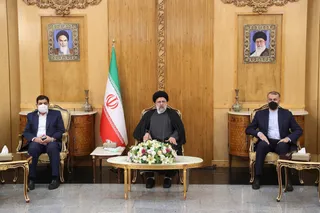 تصاویر بازگشت رئیس جمهور از سفر ترکمنستان