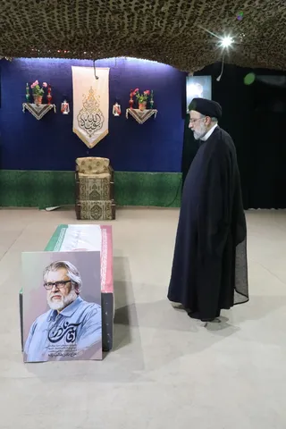 تصاویر حضور رئیس جمهور بر پیکر مرحوم نادر طالب زاده در معراج شهدا