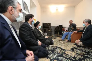 تصاویر حضور رئیس جمهور در منزل شهیدان فاتحی پیکانی و غضنفر فاتحی