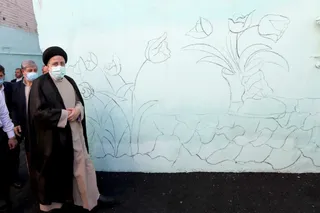 تصاویر حضور رئیس جمهور در منزل شهیدان فاتحی پیکانی و غضنفر فاتحی