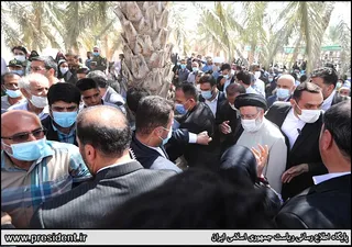 تصاویر سخنرانی در جمع مردم دلوار در خانه-موزه رئیسعلی دلواری