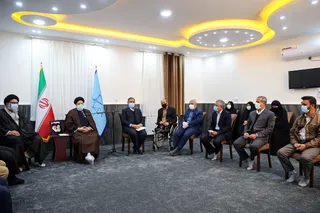 آیت‌الله رئیسی با ایثارگران ۷۰ درصد و خانواده‌های جانباختگان حادثه سقوط هواپیمای تهران یاسوج دیدار کرد