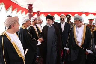 تصاویر ورود دکتر رئیسی به مسقط با استقبال سلطان عمان