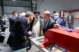 تصاویر افتتاح بزرگترین خط تولید پنل‌های خورشیدی کشور در خمین
