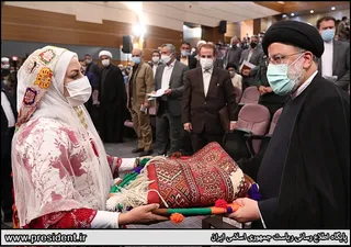 تصاویر دیدار رئیس جمهور با نخبگان ، علماء ، خانواده شهدا ، ایثارگران و جمعی از اقشار مختلف مردم کهکیلویه وبویراحمد