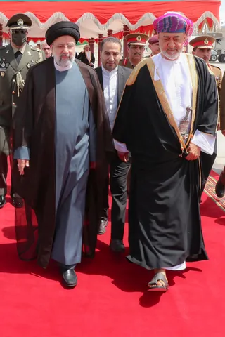 تصاویر ورود دکتر رئیسی به مسقط با استقبال سلطان عمان