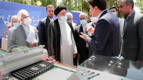 بازدید رئیس جمهور از نمایشگاه توانمندی‌های شرکت‌های دانش‌بنیان استان کرمانشاه
