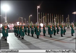 تصاویر ورود آیت الله رئیسی به فرودگاه بین المللی عشق آباد و استقبال رسمی رئیس جمهور ترکمنستان