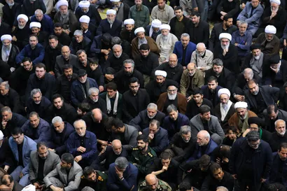 اقامه نماز رهبر معظم انقلاب بر پیکر رئیس جمهور شهید و همراهان
