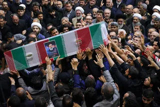 اقامه نماز رهبر معظم انقلاب بر پیکر رئیس جمهور شهید و همراهان