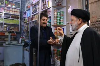 تصاویر حضور رئیس جمهور در بازار سنندج و گفتگو با مردم و کسبه