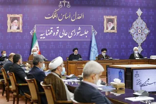 نه نگاه افراطی که زن را گوشه نشین در خانه می‌داند، نه نگاه تفریطی غربی که زن را در حد یک کالا می‌شناسد، هیچکدام را قبول نداریم