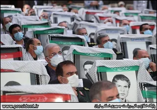 تصاویر حضور آیت‌الله رئیسی در نمایشگاه ملی "در لباس سربازی"