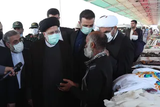تصاویر گفتگوی رئیس جمهور با مردم هرمز در اسکله جزیره