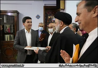 تصاویر بازدید دکتر رئیسی از مرکز فرهنگی ایران