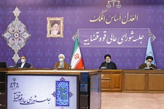 نه نگاه افراطی که زن را گوشه نشین در خانه می‌داند، نه نگاه تفریطی غربی که زن را در حد یک کالا می‌شناسد، هیچکدام را قبول نداریم