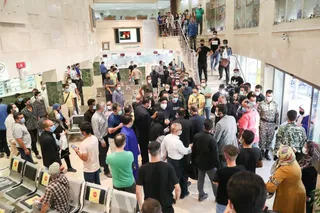 تصاویر دیدار سرزده رئیس‌جمهور از یک داروخانه توزیع اقلام کرونا