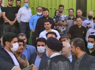 تصاویر حضور رئیس جمهور در مراکز توزیع و فروش کالاهای اساسی در تهران