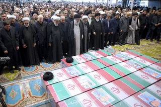 اقامه نماز رهبر معظم انقلاب بر پیکر رئیس جمهور شهید و همراهان