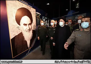 تصاویر حضور آیت‌الله رئیسی در نمایشگاه ملی "در لباس سربازی"
