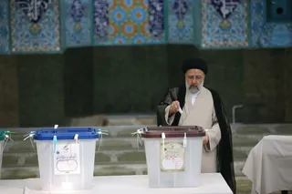 حضور رئیسی در مسجد ارشاد شهرری جهت انداختن رای خود به صندوق انتخابات
