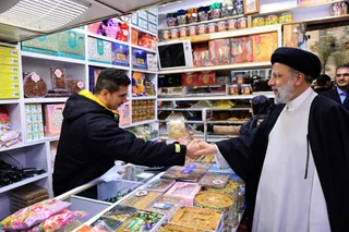 تصاویر حضور رئیس جمهور در بازار سنندج و گفتگو با مردم و کسبه