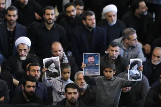اقامه نماز رهبر معظم انقلاب بر پیکر رئیس جمهور شهید و همراهان