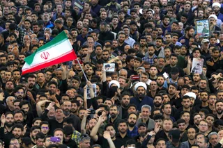 اقامه نماز رهبر معظم انقلاب بر پیکر رئیس جمهور شهید و همراهان