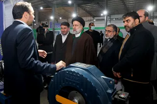 تصاویر جشن احیا ۷۶ واحد صنعتی در استان یزد و بازدید از کارخانه احیا شده رادیاتورسازی