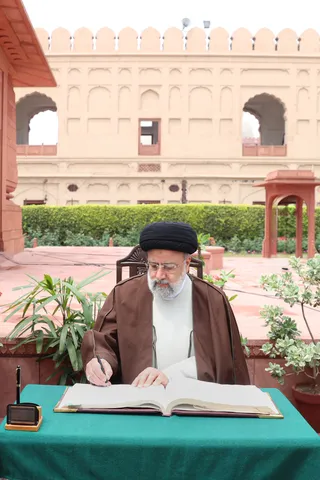 حضور در آرامگاه اقبال لاهوری