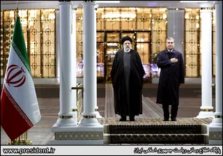تصاویر ورود آیت الله رئیسی به فرودگاه بین المللی عشق آباد و استقبال رسمی رئیس جمهور ترکمنستان